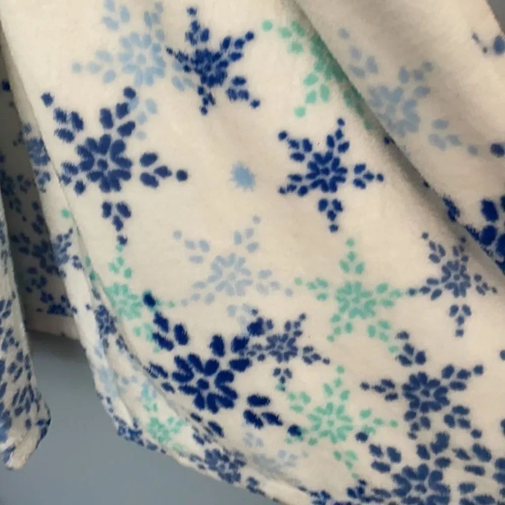 Medium Fleece Robe with Snowflakes ❄️ - Picture 2 of 4